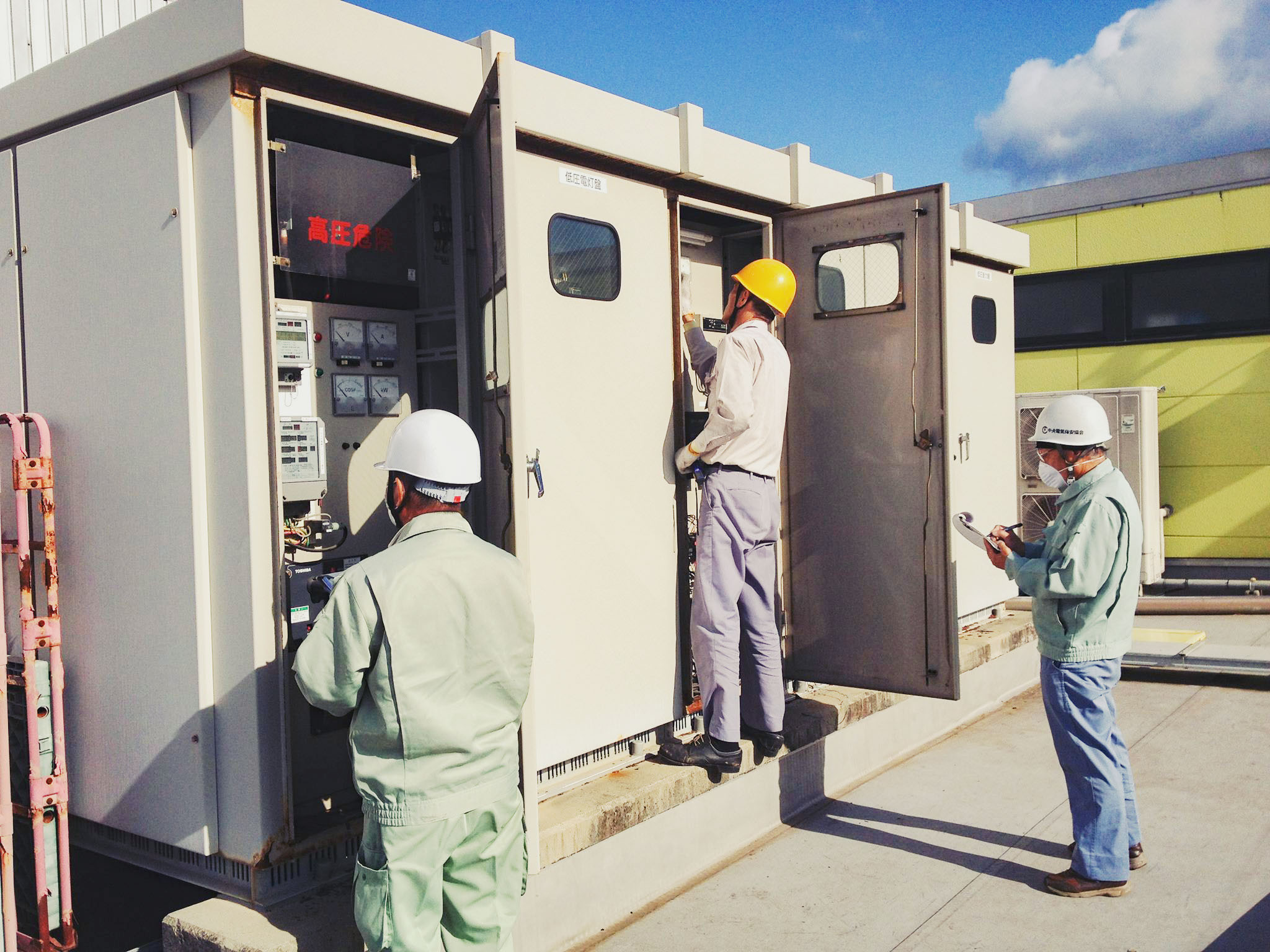 高圧受電設備を点検する中央電気保安管理技術者協会の技術者
